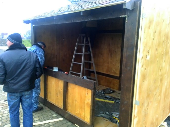 У Мукачеві почали монтувати будиночки для фестивалю "Червене вино" – 03