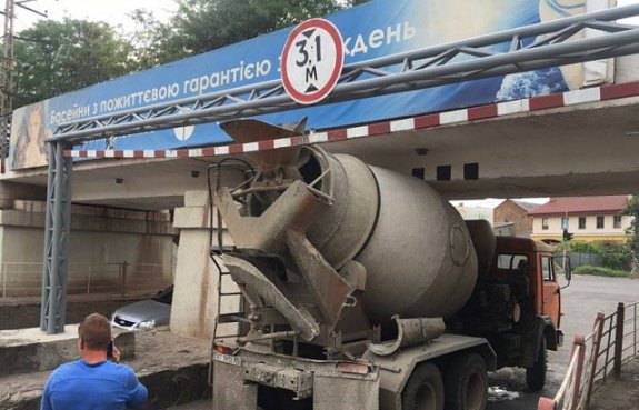 Розмір має значення: в Ужгороді великогабаритна бетономішалка застрягла під мостом – 03