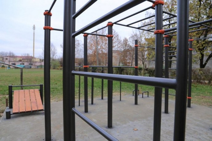 У Мукачеві колишні учні облаштували на території школи спортивний майданчик – 04