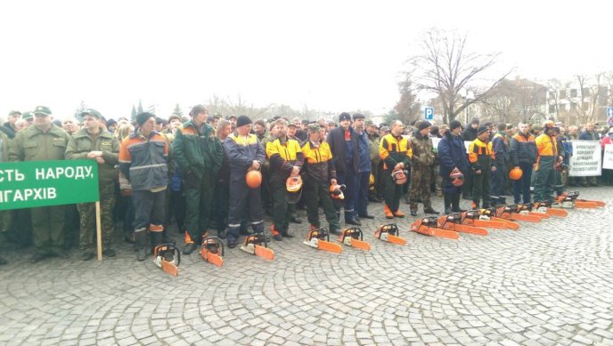 Лісівники прийшли із бензопилами під стіни Закарпатської ОДА – 04