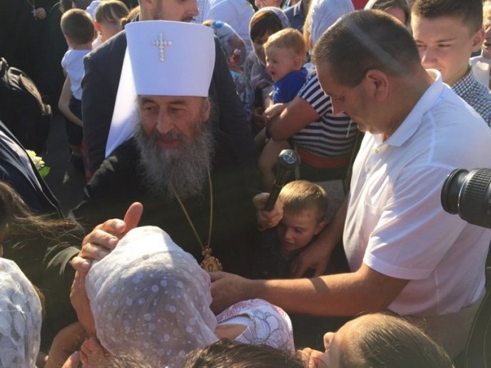 Як в аеропорту "Ужгород" предстоятеля УПЦ МП митрополита Онуфрія зустрічали  – 13