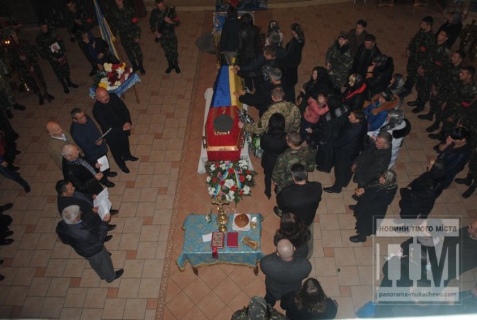 Сотні заплаканих очей провели в останню дорогу загиблого у зоні АТО мукачівця (ФОТОРЕПОРТАЖ) – 19