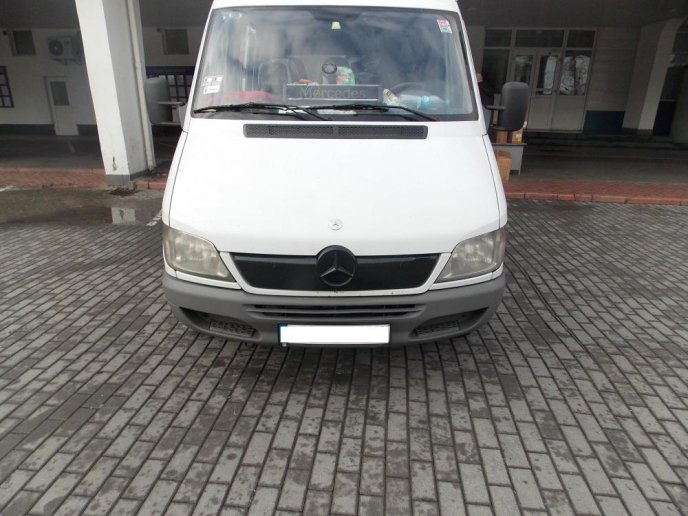 Закарпатські прикордонники зупинили мікроавтобус, який перевозив партію психотропів – 03