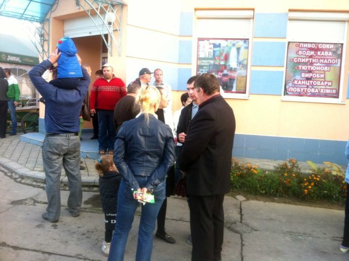 Кандидат на посаду мера Мукачева Іван Чубирко та кандидати у депутати від партії "Відродження" зустрілися з мешканцями бульвару Ю.Гойди – 02