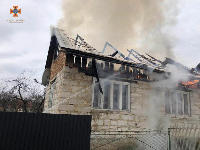 Перехожі помітили пожежу в селі на Тячівщині – 02