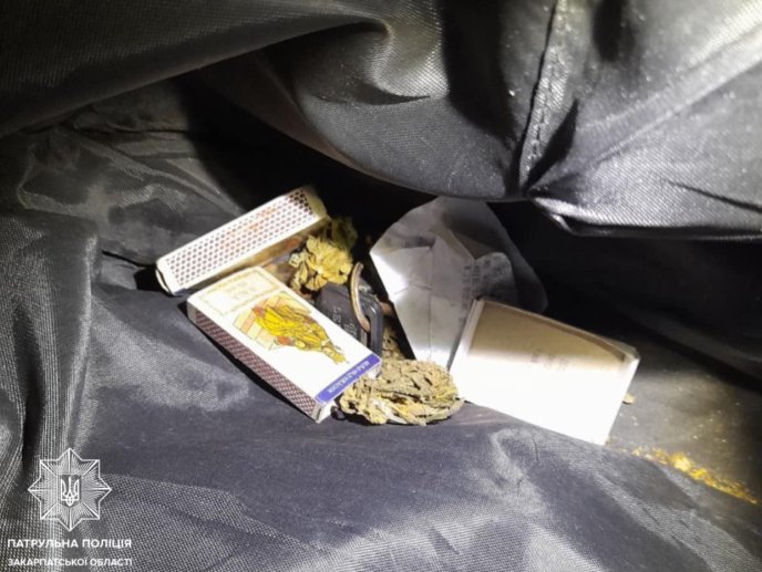 В Ужгороді посеред вулиці помітили підозрілого чоловіка – 02