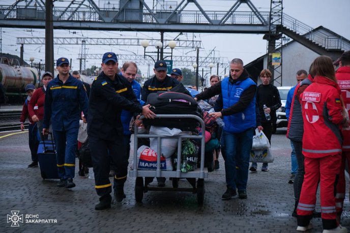 На Закарпатті зустріли евакуаційний потяг з Донецької області – 03 На Закарпатті зустріли евакуаційний потяг з Донецької області – 03