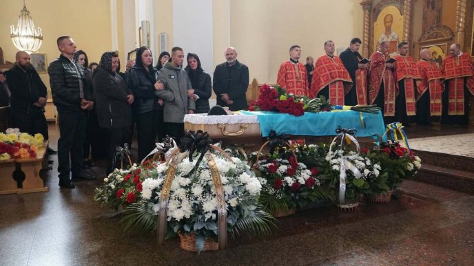 Мукачево попрощалось з полеглим на війні захисником – 01 Мукачево попрощалось з полеглим на війні захисником – 01
