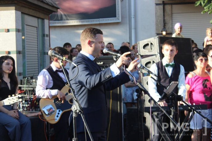 Мукачівські випускники станцювали прощальний вальс у центрі міста – 04