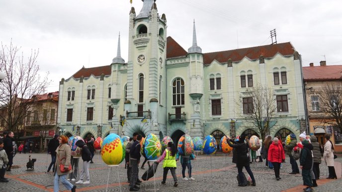 У центрі Мукачева проводять виставку макетів великих писанок – 06
