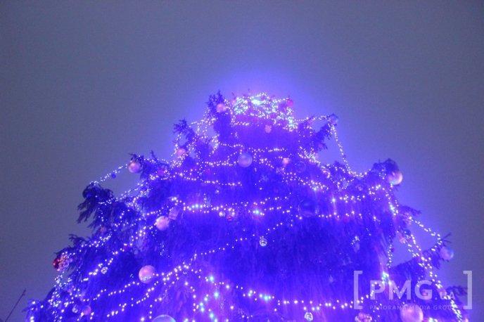У Мукачеві засяяла головна новорічна ялинка міста – 20