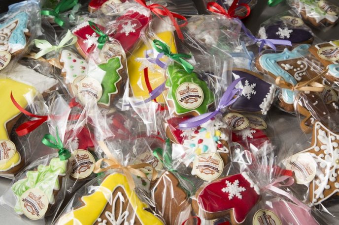 Кондитерський дім "Bondarenko" виготовив дві святкові скульптури: ялинку та Різдвяну гірку – 06