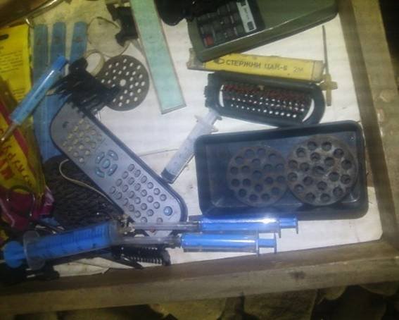 Міжгірська поліція знайшла у пенсіонерки мак і шприци – 01