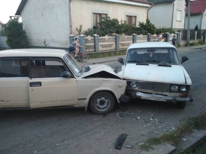 Зіткнулись дві автівки: очевидці кажуть про п’яного винуватця ДТП – 03