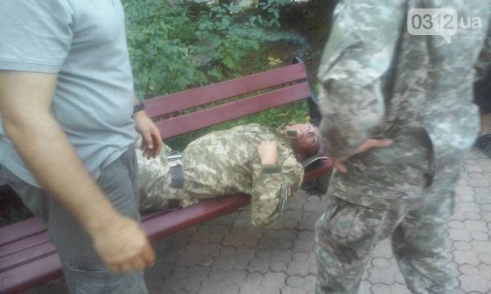 Під Мукачівський міськрайонний суд викликали швидку: у сутичці із правоохоронцями постраждав боєць-активіст – 01