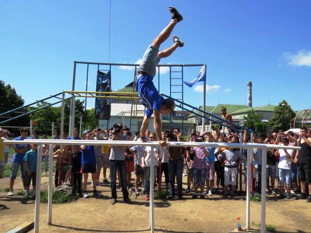 Воркаутери вчерговий раз виробляли у Мукачеві неймовірні трюки (ФОТО) – 02