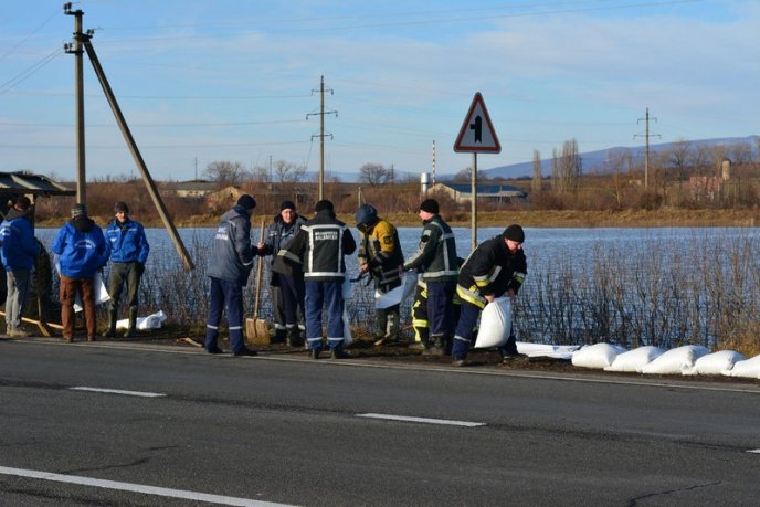 На трасі Київ-Чоп облаштували тимчасову дамбу – 04