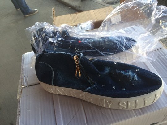 Податкова поліція Закарпаття вилучила жіноче взуття, ввезене "піджаками", вартістю понад 3 млн грн – 02