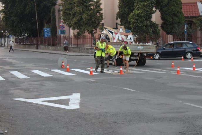 У Мукачеві оновлюють дорожню розмітку вулиць – 04