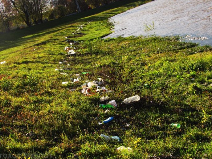 На березі Латориці у Мукачеві з’явилися купи пластикового сміття – 11 На березі Латориці у Мукачеві з’явилися купи пластикового сміття – 11