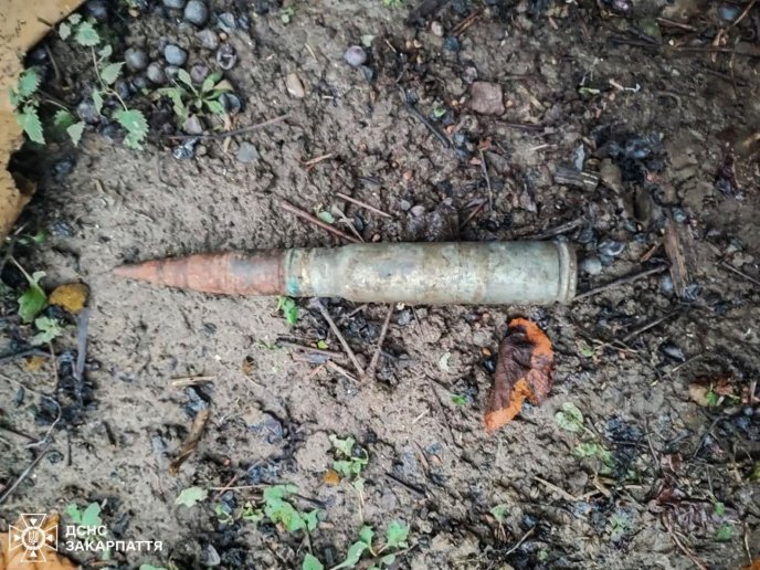 Артилерійський снаряд знайшли в межах міста / фото: ДСНС Закарпаття