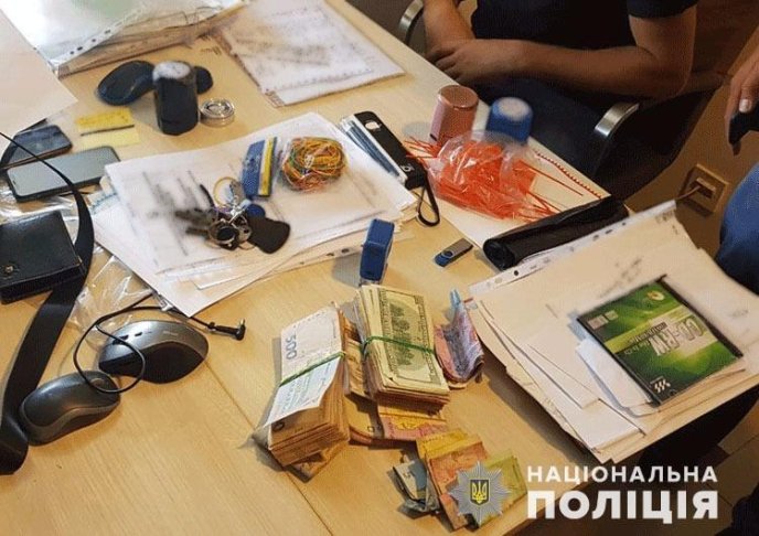 Поліція розповіла про злочинну схему працівників закарпатської митниці – 05
