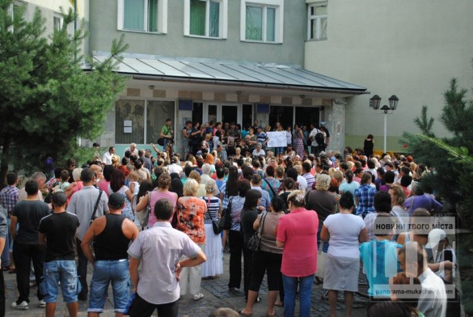 Сьогодні Мукачево мітингувало: сотні жінок перекрили дорогу та вимагали не забирати чоловіків у армію (ФОТО) – 15