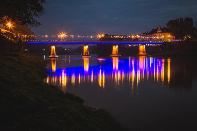 В Ужгороді пішохідний міст прикрашений світлодіодними прожекторами – 12 В Ужгороді пішохідний міст прикрашений світлодіодними прожекторами – 12