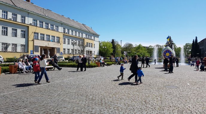 Поливаний понеділок: ужгородці кидають одне одного у фонтан – 09 Поливаний понеділок: ужгородці кидають одне одного у фонтан – 09