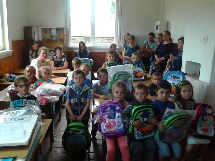 Більше півтори тисячі першачків Рахівщини отримали новенькі ранці з канцелярським приладдям – 06