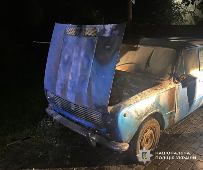 16-річний хлопець підпалив машину в Ужгороді – 03 В Ужгороді горів ВАЗ