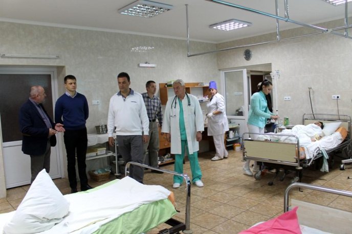 Жахи Хустської райлікарні: дах в аварійному стані й у дощ протікає, по стінах стікає вода, у палатах – грибок та плісень – 11