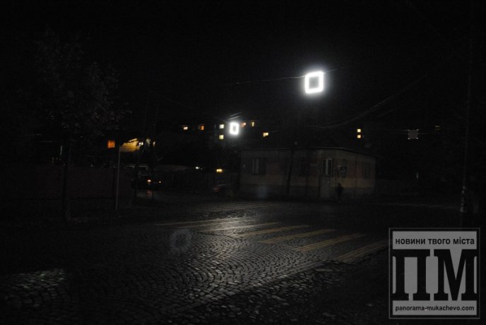 Ноу-хау від дорожників: у Мукачеві знаки вночі вже навіть світяться (ФОТОФАКТ) – 05