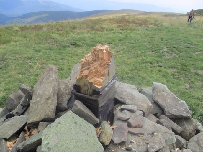 Перечинські правоохоронці розшукали осіб, котрі пошкодили хрест на Полонині Руна – 02