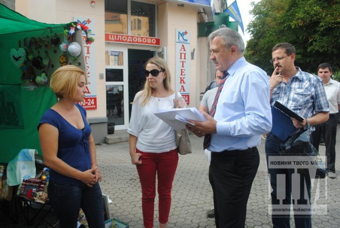 Мукачівські освітяни передали на потреби військових майже 35 тисяч гривень (ФОТО) – 01
