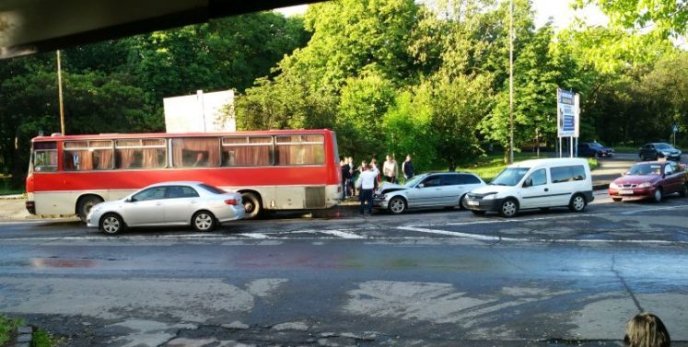 В Ужгороді іномарка в’їхала у автобус – 03