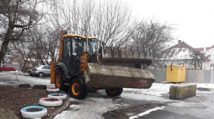 В Ужгороді прибрали обмежувачі руху автотранспорту – 03