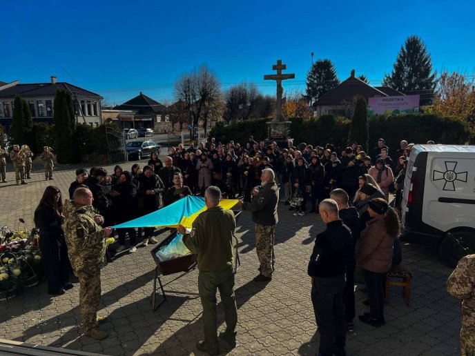 Мукачево попрощалось із молодим захисником, який загинув на війні – 04