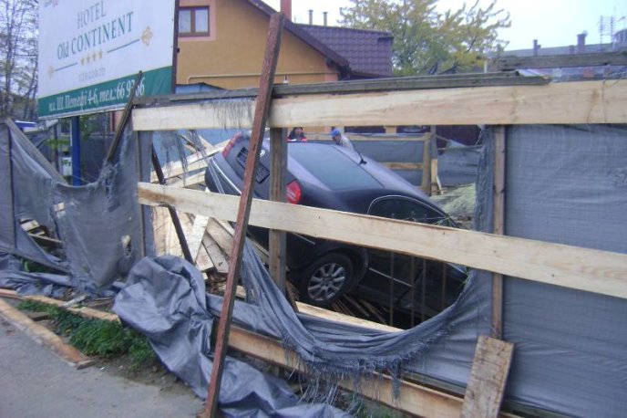 Карколомна ДТП в Ужгороді: "Шкода" проломила дерев’яний паркан і в’їхала на будмайданчик – 02