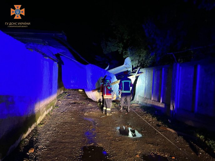 Повалені дерева, зірвані дахи, знеструмлені села: що вночі накоїла негода на Закарпатті – 04