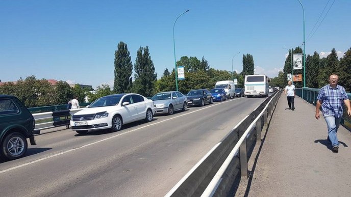 В Ужгороді ремонтують транспортний міст Масарика. Утворилися затори – 06 В Ужгороді ремонтують транспортний міст Масарика. Утворилися затори – 06