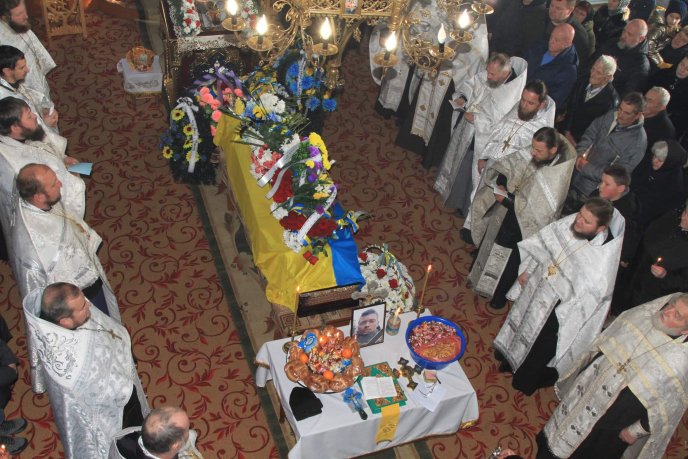 Продовжують воювати брат і батько: одна з громад Закарпаття попрощалася із Героєм – 05