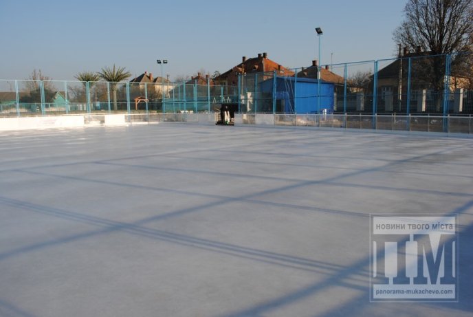 Мукачівська ковзанка вже майже готова, організатори обіцяють приємні сюрпризи (ФОТО) – 02 Мукачівська ковзанка вже майже готова, організатори обіцяють приємні сюрпризи (ФОТО) – 02