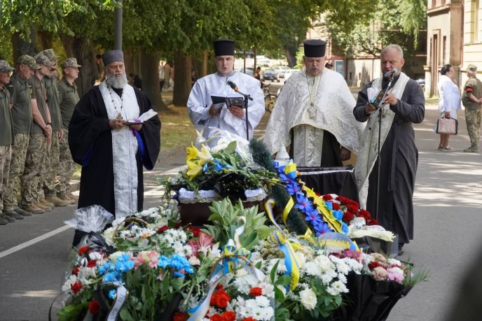 Ужгород попрощався з полеглим на війні Героєм – 01 Ужгород попрощався з полеглим на війні Героєм – 01