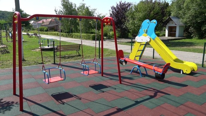 У Мукачівській ОТГ завершили облаштування дитячих ігрових і спортивних майданчиків – 05