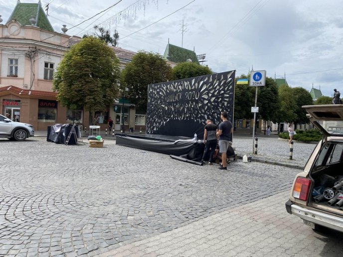 В центрі Мукачева триває підготовка до параду випускників – 05