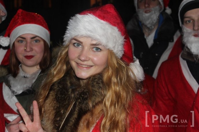 У Мукачеві засяяла головна новорічна ялинка міста – 05