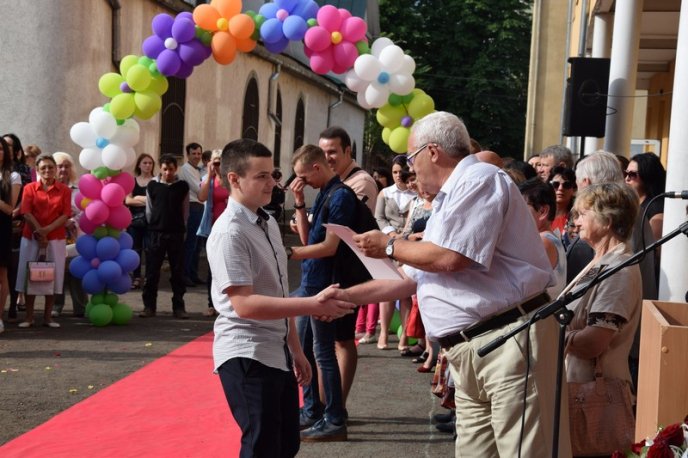 У школах Мукачева пролунав останній дзвінок – 04