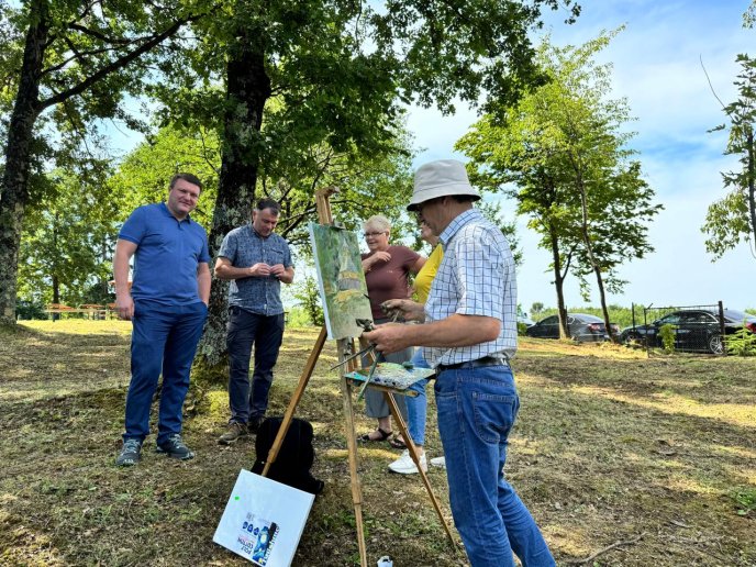 Дерев’яний храм у селі Щасливе малювали на пленері юні художники – 01