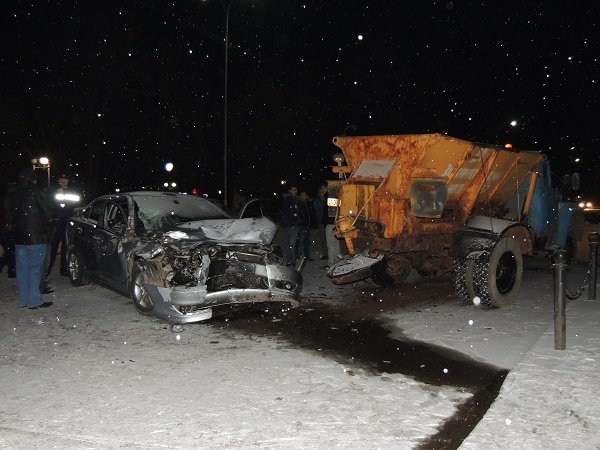 У Берегові іномарка врізалась у снігоочисник – 02
